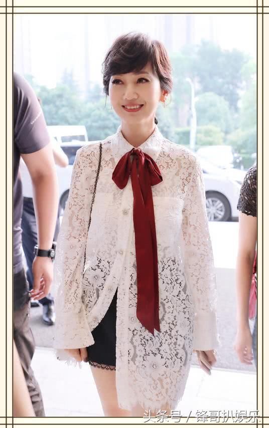 赵雅芝这蕾丝衫穿的，连打底裤都遮不住，网友:她老公真的放心?