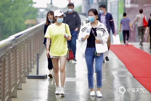  降雨■京城午后晴暖市民夏装出行 明日降雨降温需添衣