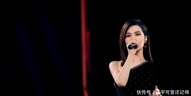  『不少』37岁的郁可唯衣品很不错，穿黑色连衣裙配黑色高跟鞋，时尚又减龄
