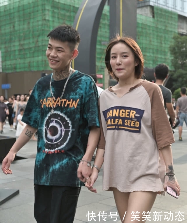  『假闺蜜』街头又来一对“冒牌闺蜜”我比你矮8公分，但我们的腿一样长