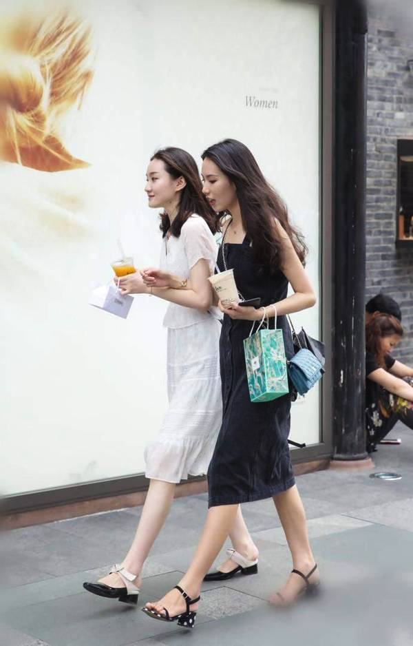 街拍: 露脐装风光无限, 超短裤美的让人窒息