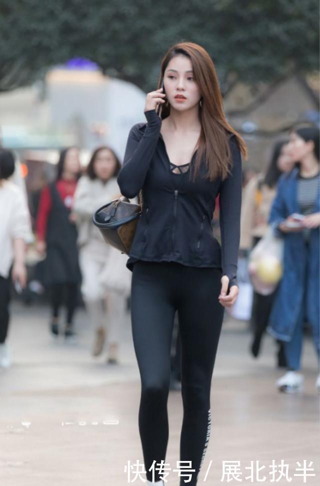  展现■街拍天生丽质的打底裤小姐姐，性感妖娆的身姿，彰显时尚气息