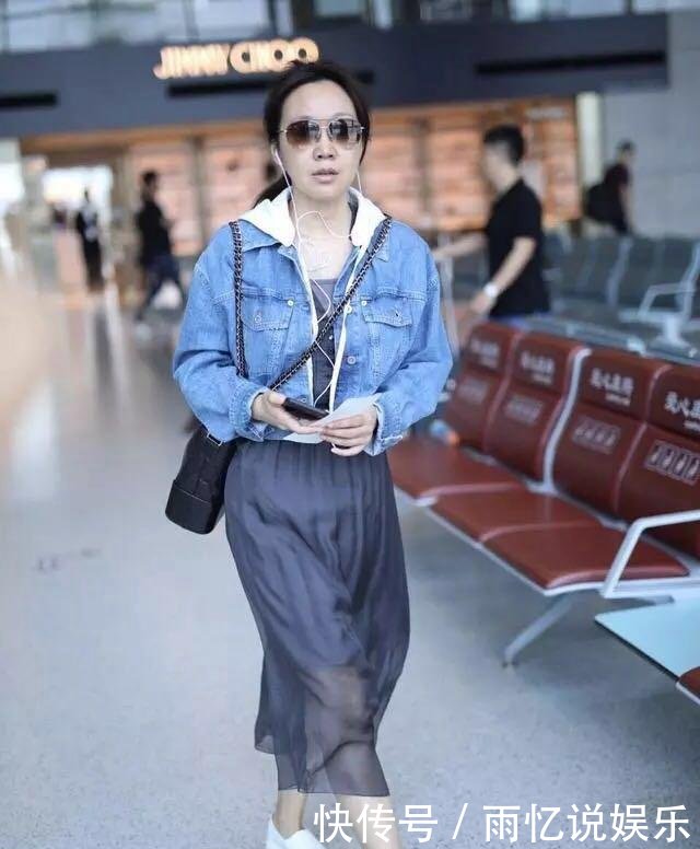 47岁闫妮现机场,牛仔配纱裙真减龄,可依旧没能扛住岁月啊!