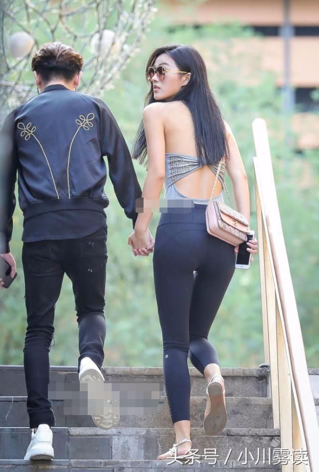 露背丰腴美女携男友逛街风光无限，饱满臀线尽显浑圆曲线旁煞他人