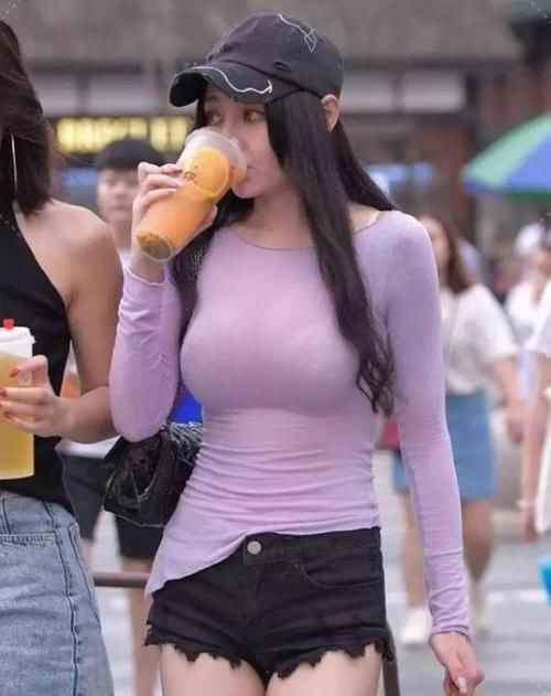  「面带微笑」街拍：面带微笑的美女，一条白色的连衣裙，时尚靓丽气息