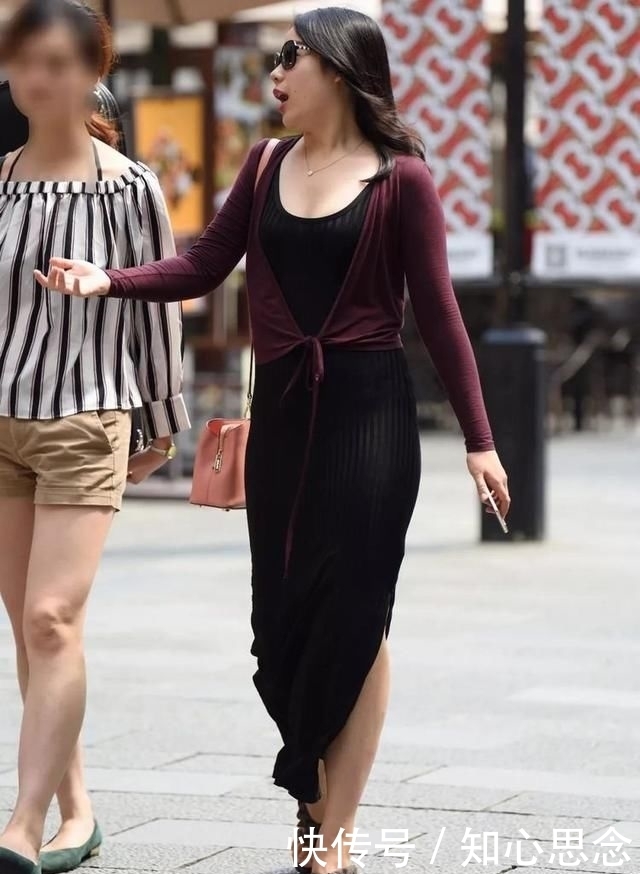  「迷人」街拍美女：小姐姐显白显年轻的穿搭 让你显得越发的美丽迷人