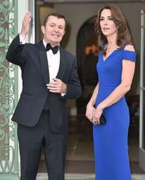 凯特王妃换个造型像换个人，蓝色连衣裙很优雅，牛仔裤却显腿粗短