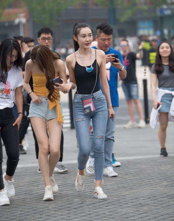 街拍: 和外国男友一起逛街的时尚美女, 长得有点像憨豆先生