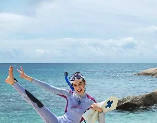 热巴学会游泳晒泳装照，网友:不露腿不露胸，这泳衣穿的好保守!