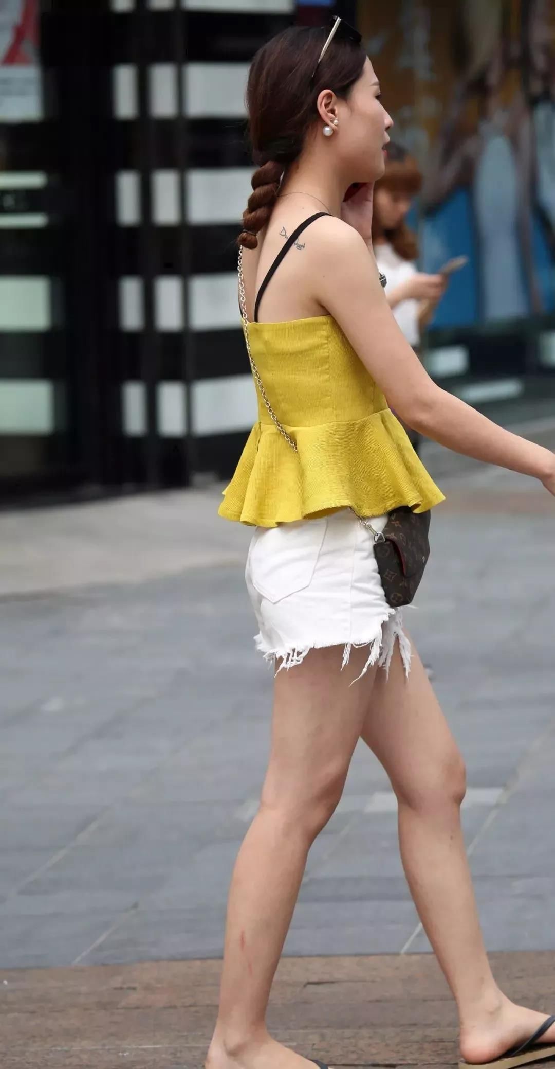 街拍路人，盛夏最前卫的时尚穿搭，保准男友天天看都不会腻