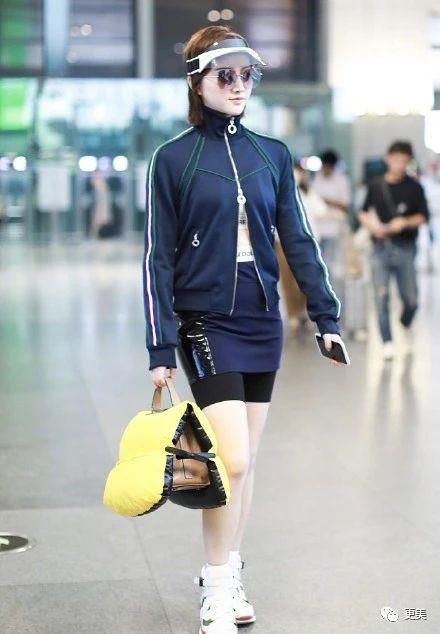 景甜凸出的小肚子衣服都遮不住，体型快和蒋欣一样了