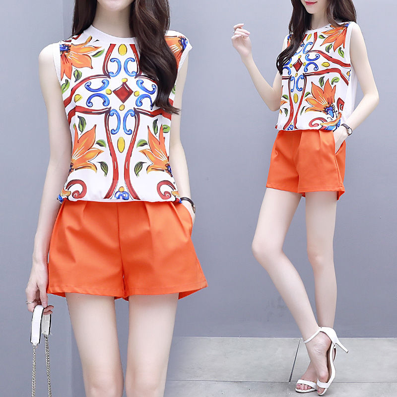 短裤套装+高跟鞋，高挑美嫩，举手投足间成为全场焦点