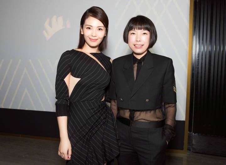 “女神”刘涛一身穿搭太时尚，脚踩恨天高大秀美腿