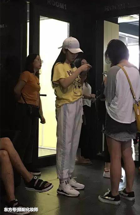 杨超越穿长裤了，真的是难得一见，终于不秀大长腿了？