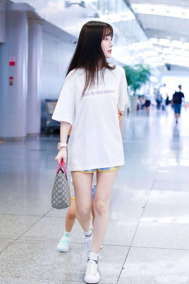 李小璐和秦岚同框后差距一目了然，网友：明明都是37岁！