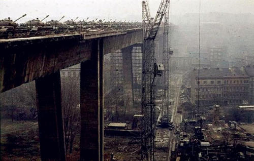 中国曾用上百辆坦克验收大桥，这个国家也来模仿，结果损失10亿