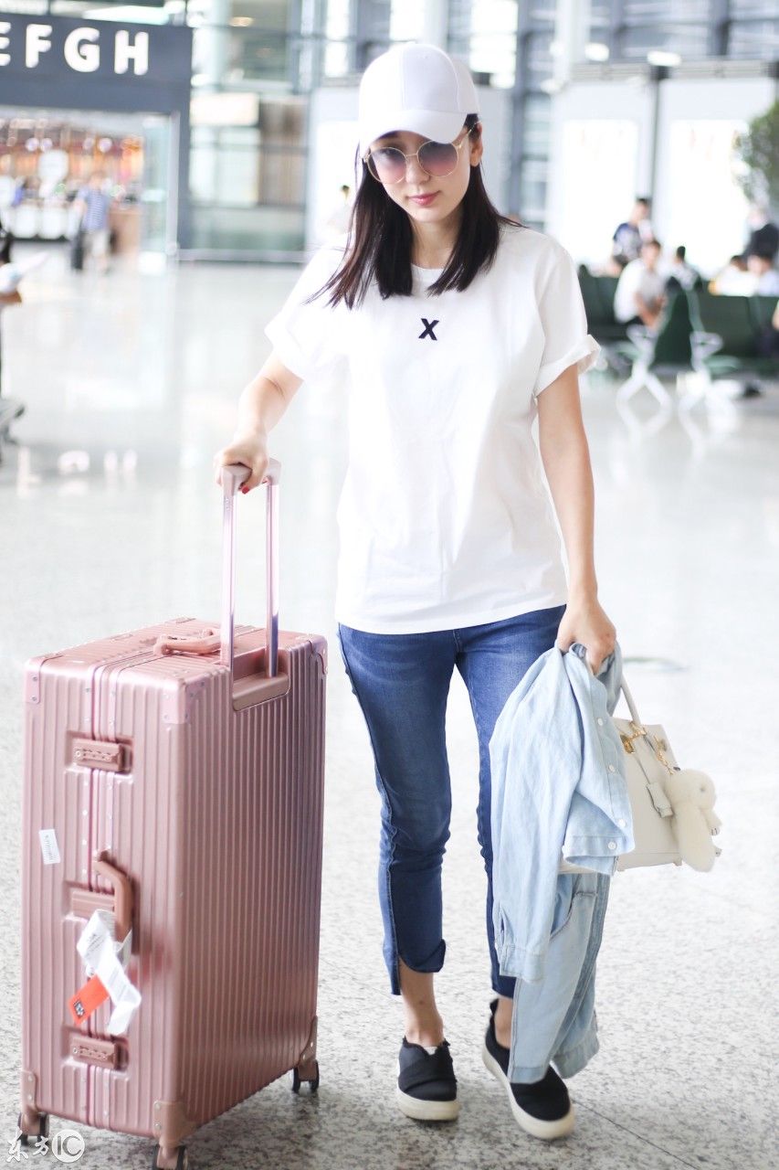 娄艺潇现身上海机场，腰长既视感 网友:原来没发现腿这么短!