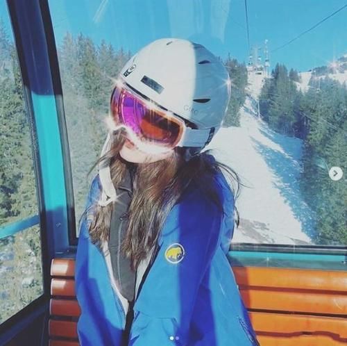 李嫣冬日穿吊带街拍