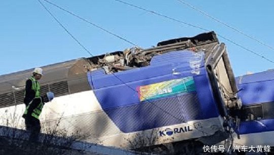 “砰! ”韩国高铁才发车5分钟, 就翻倒在了鹅卵石上!