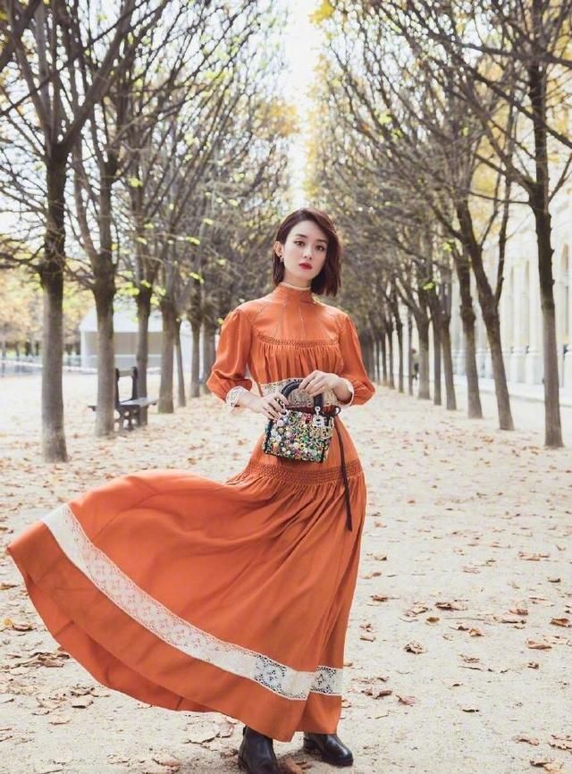 杨颖撞上赵丽颖，一个似超模一个像村花，没有对比就没有伤害