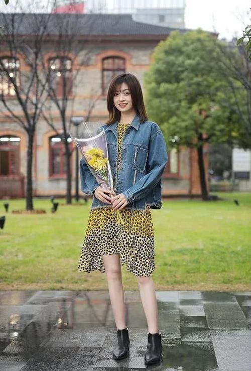  [碎花]碎花连衣裙怎么穿才时髦？学学这些潮流搭配，轻松摆脱土俗感