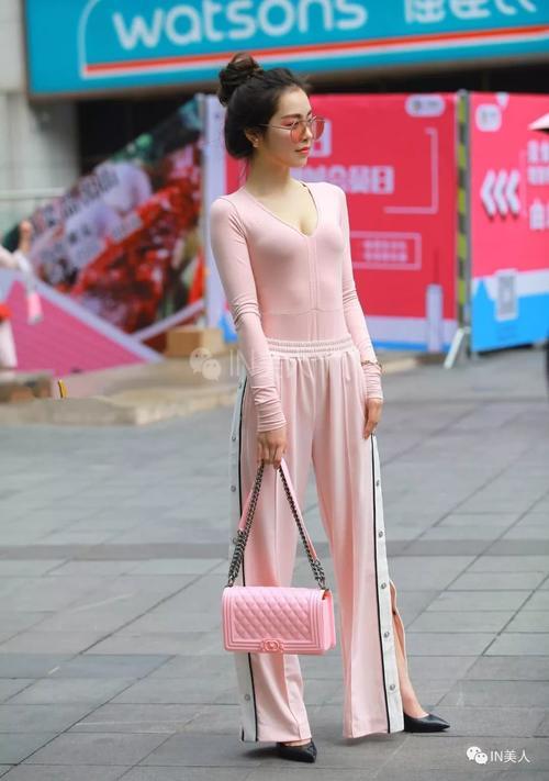 百变黑色高跟，晒出好身材