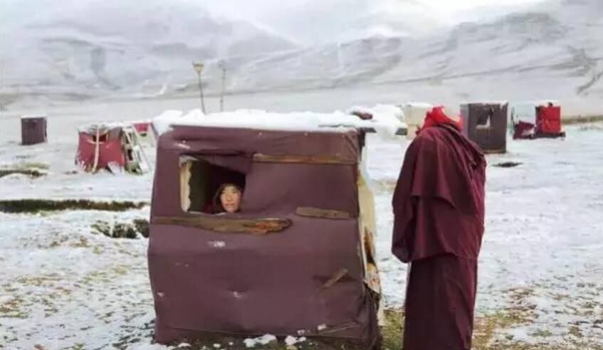 西藏闭关修行的僧侣,呆在小屋几十年不出门,被