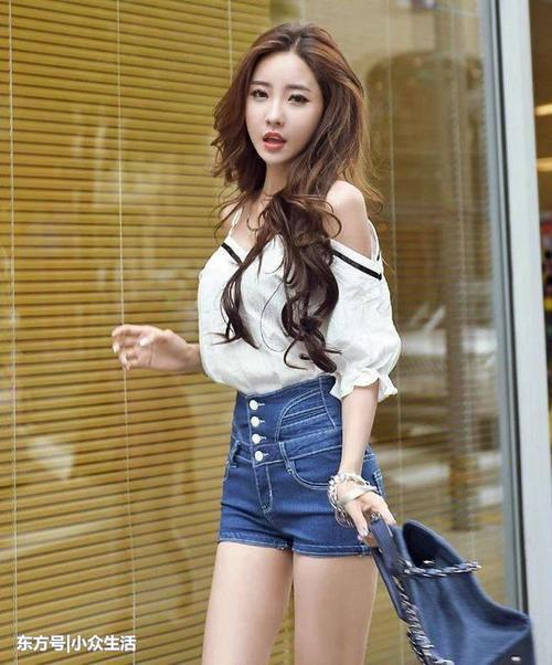 街拍：耐看的小姐姐，图1妹子白色小背心凸显女人的知性甜美