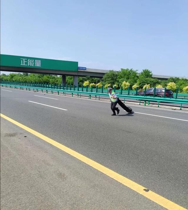 [道路交通]高交大队民警及时排除一起道路交通安全隐患