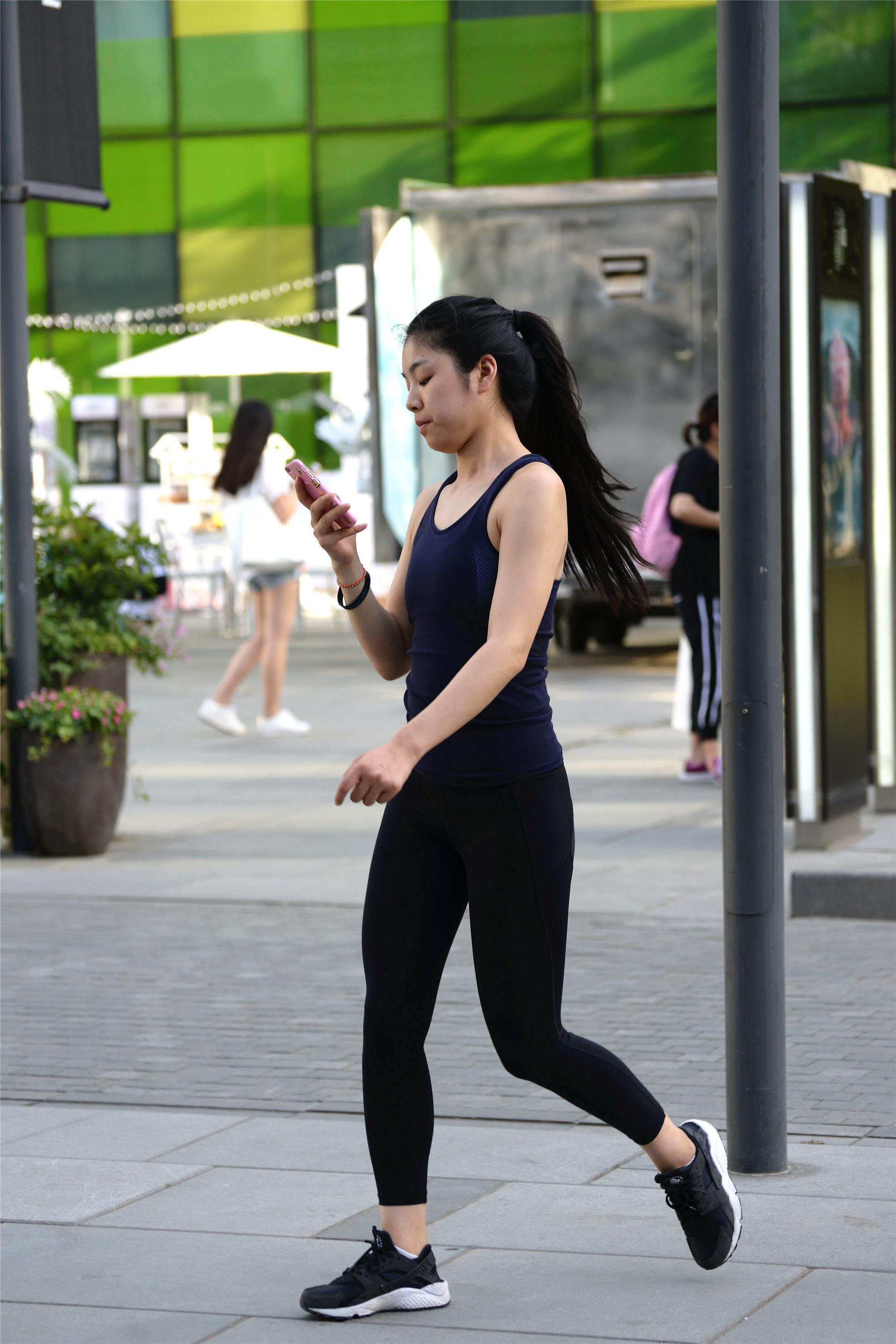 直接穿着瑜伽裤就出门的小姐姐,对自己身材就是这样的自信