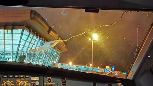  【高空】风挡玻璃现裂纹，航班万米高空急降！“中国机长”重现