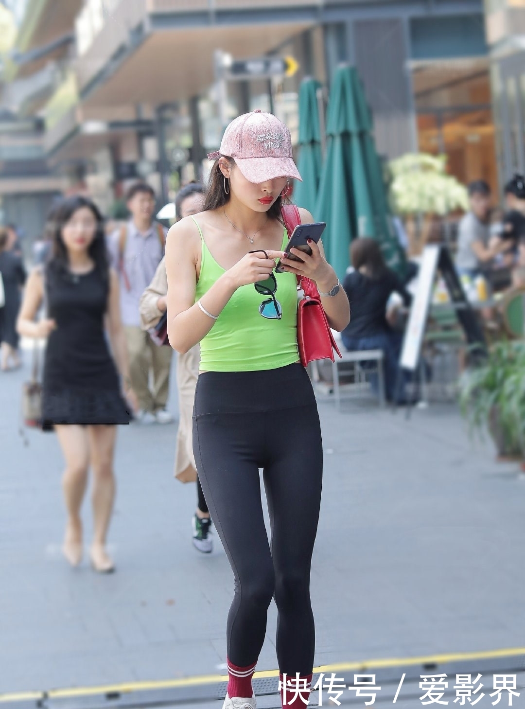 「美女」牛仔裤美女,大秀迷人身姿