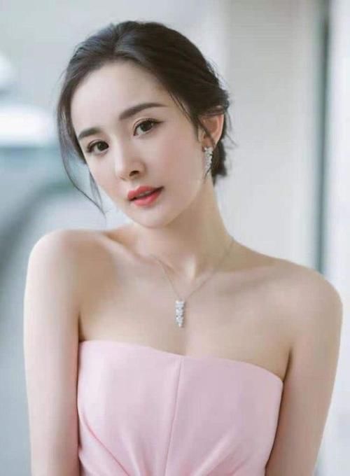  『女人』50岁的女人想要散发高级贵妇感，最好少戴黄金，建议佩戴这三种！