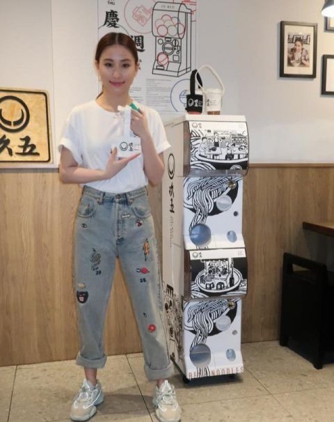  #气质#何超莲有气质随便穿，T恤配拼贴章牛仔裤，简单清爽好似少女