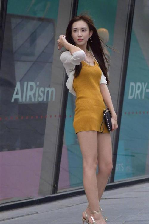 街拍:高挑紧身裙美女,逆天大长腿很吸睛,转身的时候寻亮点!