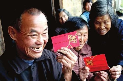  农民@一边抱怨养老太难，一边却不愿缴社保，专家：农民咋想的？