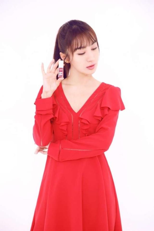 李菲儿真敢穿!斜肩裙上面包不住，网友:大饱眼福