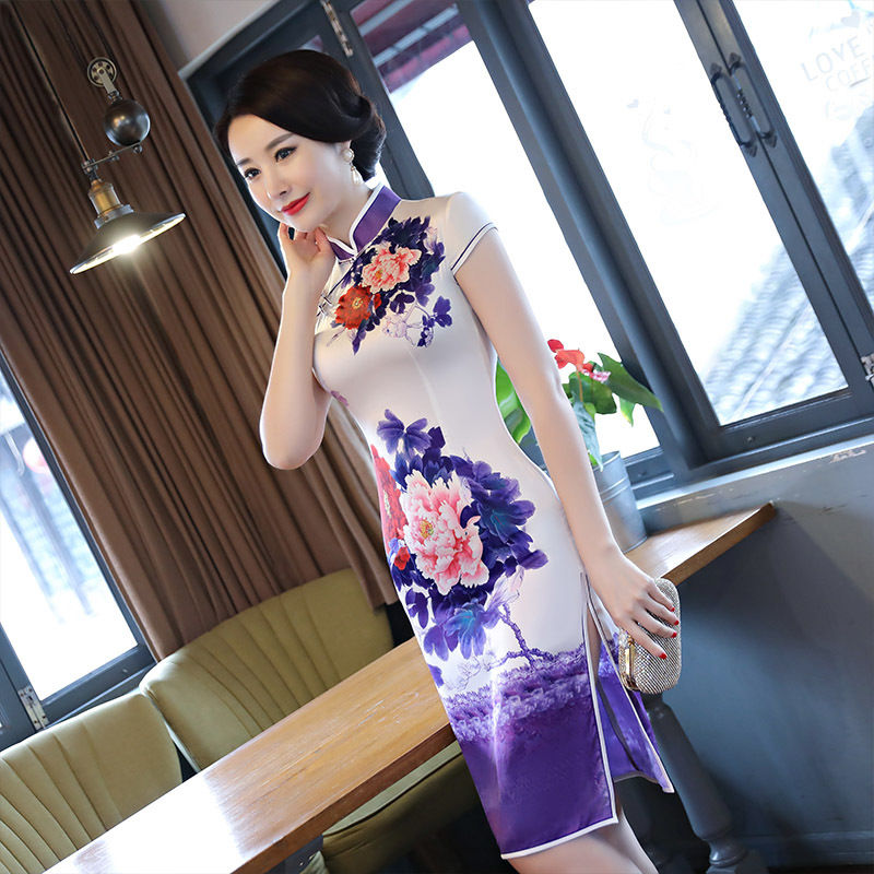 表哥结婚，妈妈穿着这款复古旗袍，遮肉显瘦，变身全场焦点