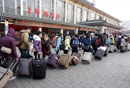  [时间]春运返乡“怪象”：为何旅客宁愿坐大巴，也不愿意坐高铁