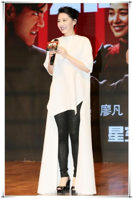 许晴终于栽了！裙子下面穿秋裤就算了，还把秋裤塞凉鞋几个意思？