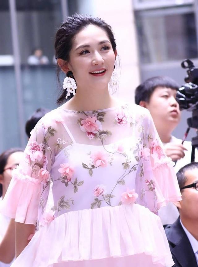 谢娜穿对衣服太美了，粉色薄纱裙超养眼，网友:不愧是太阳女神