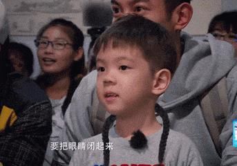 霍思燕真敢穿,裙子短到走路都不方便,网友:杜江心真大