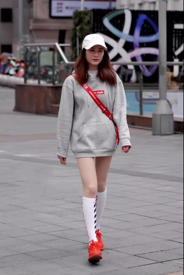 路人街拍:一身黑的打扮有多美?看看她们就知道了