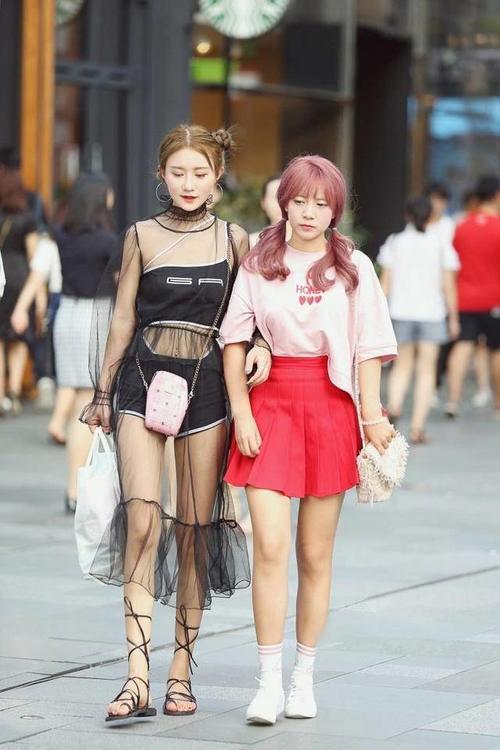 街拍；小姐姐穿“透明装”上街，很前卫的装扮，果然很有杀伤力！