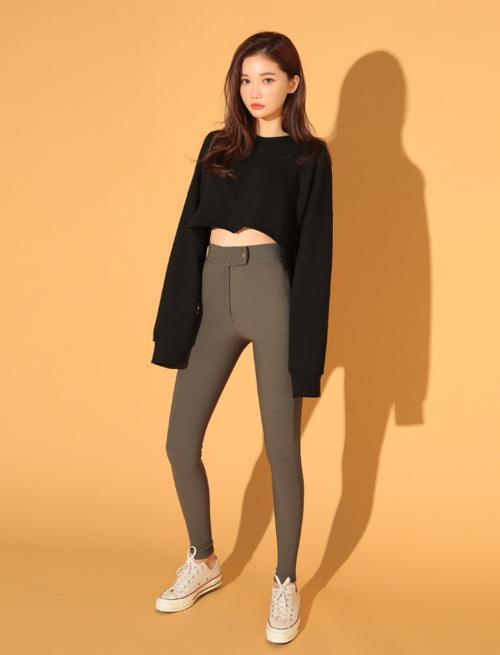 紧身打底裤:身形优美的小姐姐,漂亮有气质,回头率特别高!