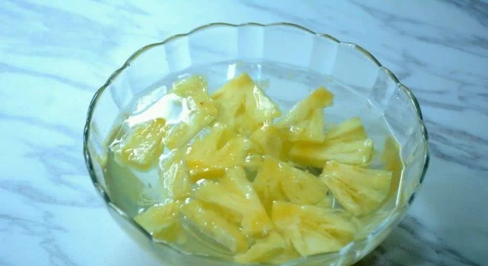 『热带水果』用冷盐水泡菠萝是错的?30年果农告诉你正确的吃法,怪不得不好吃