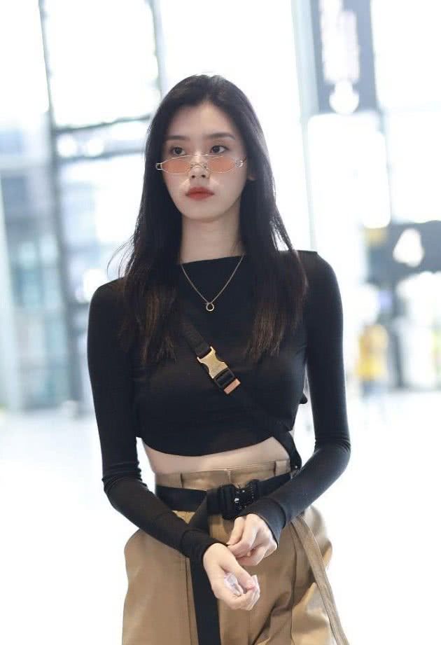 年轻就是资本!奚梦瑶大秀美背,秀身材也不带你这样的!