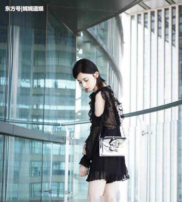 娜扎真敢穿!衣领前后深V露一大半,网友:裙子长度好尴尬