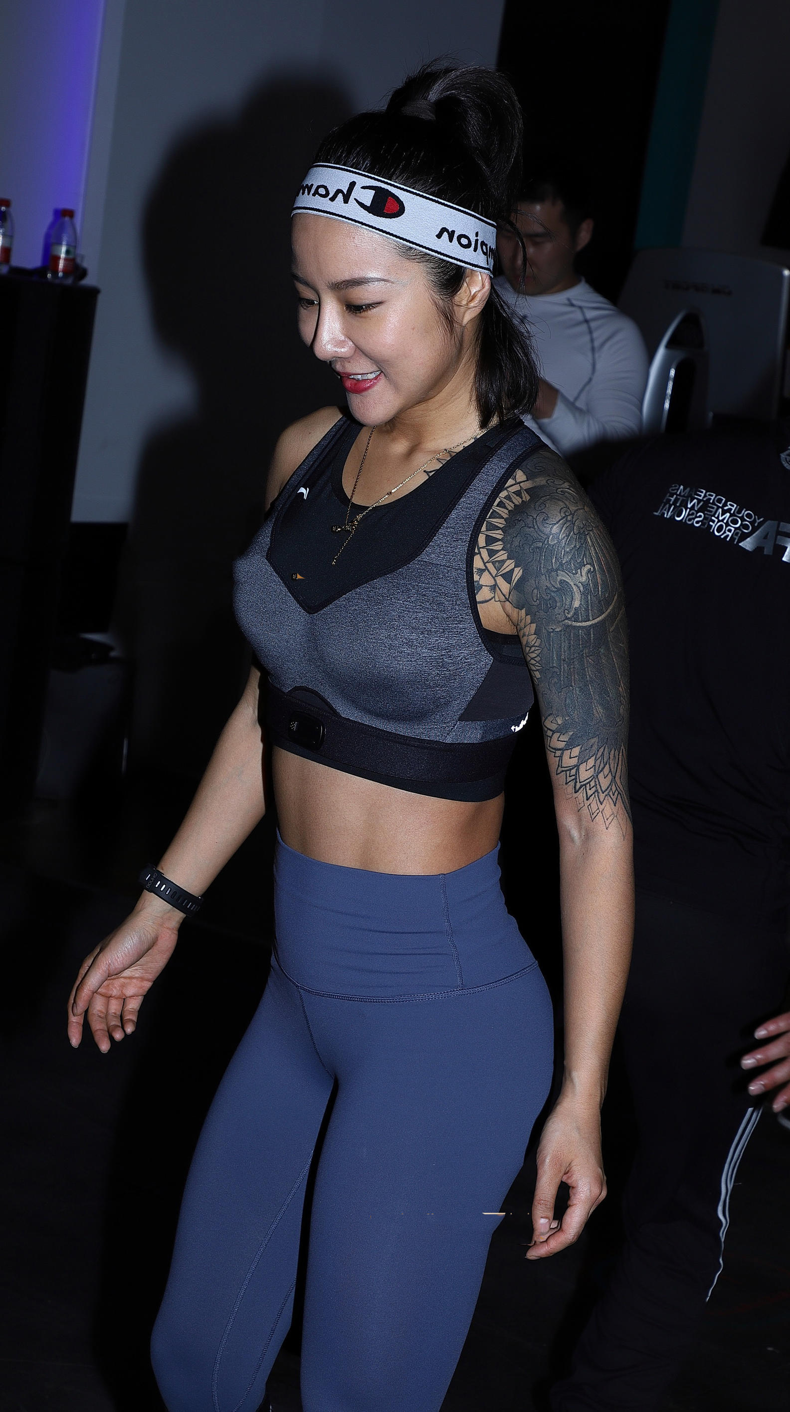 气质小姐姐紧身裤勾勒出丰腴翘臀，轻咬嘴唇，多了几分俏皮的味道