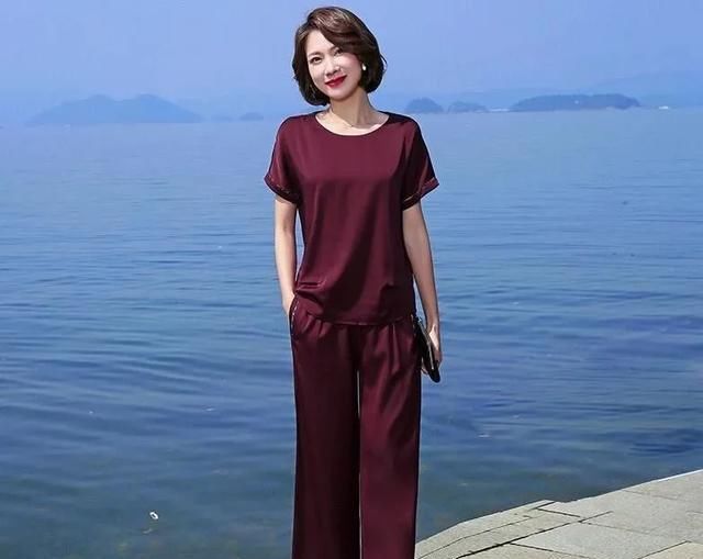  建议■女人过了50岁,建议少穿裤子多穿这4种裙子,优雅知性还很吸睛